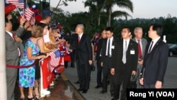 台湾副总统吴敦义受侨胞欢迎,旁右二为美国在台协会理事长薄瑞光