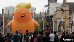 Надувна лялька, яку демонстранти проти Трампа виставили у вівторок