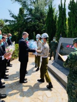 美国在台协会台北办事处处长郦英杰2020年8月23日在金门向在1954年93金门炮战中牺牲的法兰克·林恩中校致意(美国在台协会脸书)