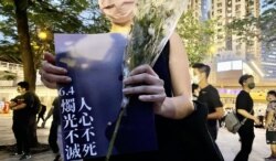 陈小姐一身黑衣打扮,有心理准备被警方拘捕。 (美国之音汤惠芸)