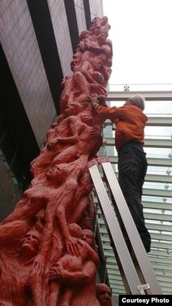 高志活检查“国殇之柱”受损情况(香港支联会图片)