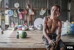 今年63岁的村民桑萨仁说,公社居民们都对涉及权势人物的持续土地纠纷感到气愤。他说:“有权势的人剥夺了民众的土地,但民众不敢反抗。” (美国之音柬埔寨语组拍摄)