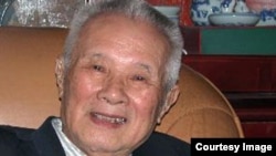 2007年胡绩伟在北京寓所中 (转载自博讯新闻网,高伐林拍摄)