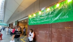 2019年11月24日反送中运动白热化期间举行的区议会选举,民主派取得史无前例的大胜,18区 452 个民选议区议会议席当中,民主派赢得389席,事隔接近两年,经历辞职潮及宣誓DQ之后,2021年10月底,民主派区议员只剩63人,大幅减少84% (美国之音汤惠芸)