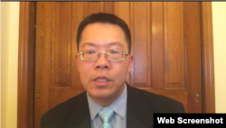 纽约大学访问学者滕彪接受美国之音采访(Skype 截图)