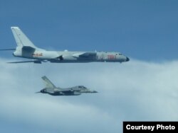 资料照:台湾战机2017年7月20日在中国轰六机左边贴近飞行。(台湾国防部提供)