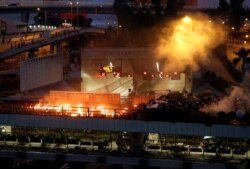 香港抗议者和警方星期天（11月17日）在理工大学外爆发激烈冲突。