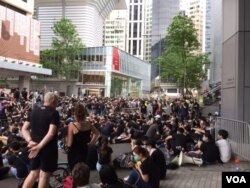 2019年6月21日香港人在警察总部外抗议(美国之音申华拍摄)