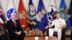 时任副总统彭斯与美军印太司令部司令戴维森海军上将(右)在夏威夷会面(路透社2018年8月1日)