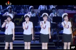 2017年在一次庆祝朝鲜导弹发射成功的演出中,牡丹峰乐团在舞台表演.