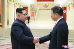 朝鲜领导人金正恩在平壤会见到访的中共中央对外联络部部长宋涛。 (2018年4月15日)