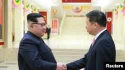 朝鲜领导人金正恩在平壤会见到访的中共中央对外联络部部长宋涛。 (2018年4月15日)