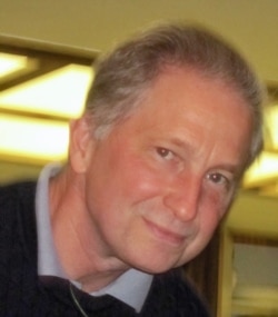 美国资深媒体人、作家何伟杰( William J.Holstein )