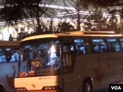 预定在北京国家大剧院首演的朝鲜功勋合唱团在演出前回到大巴车内(美国之音叶兵拍摄)