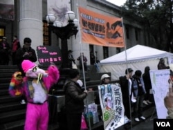 绿营民众到现场声援,要求释放陈水扁(美国之音许波拍摄)