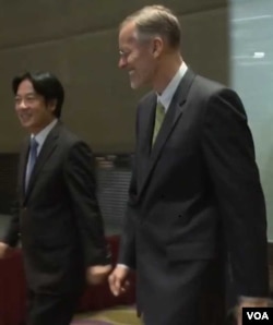 美国在台协会新任处长郦英杰(右)和台湾行政院院长赖清德(左)星期一在台北出席“打击跨境犯罪、护照鉴识国际研习营”开幕活动。(美国之音萧洵拍摄)