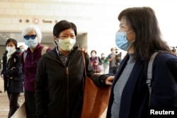 香港電台編導蔡玉玲 (照片中間) 在2021年1月首次出庭 (路透社資料照片)