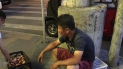 2020年6月14日,北京疫情再发,外地男子在朝阳区街头卖本地农户果园出产的桃子。(美国之音叶兵拍摄)