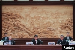 中国主席习近平,俄罗斯总统普京和阿根廷总统马克里在北京雁栖湖国际会议中心举行的“一带一路”国际合作高峰论坛的圆桌峰会上(2017年5月15日)