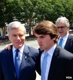 美国维吉尼亚州前州长麦克唐纳(左一)(美国之音 杨晨拍摄)