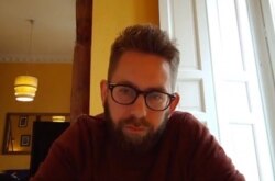 资料照:瑞典人权活动人士彼得·达林(Peter Dahlin) 通过Skype接受美国之音专访