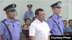 被控涉嫌煽动颠覆国家政权罪的维权律师江天勇在长沙中级人民法院出庭受审。(长沙中院官方微博照片,2017年8月22日)