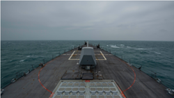 美国海军发布照片显示菲恩号导弹驱逐舰2021年3月1日穿越台湾海峡时配备的舰载导弹发射装置