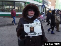 去年三月莫斯科的一次反政府抗议中,一名示威者呼吁释放霍多尔科夫斯基。(美国之音白桦拍摄)