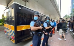 押解李宇轩的囚车离开西九龙裁判法院时,大批手持实弹长枪的警员在场戒备 (美国之音/汤惠芸)