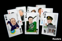 2014年8月31日在北京拍摄到的一副中国众官漫画扑克牌上的三位上将:许其亮、范长龙和常万全。