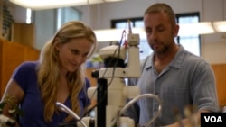 霍德尔夫妇在实验室工作(美国之音国符拍摄)