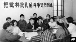 1974年4月1日,上海复旦大学学生参加批林批孔运动