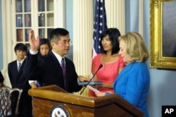 2012年8月9日,骆家辉宣誓就任美国驻华大使,克林顿国务卿在场