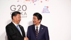 日本首相安倍晋三与中国国家主席习近平在日本大阪出席G20峰会时握手。(2019年6月28日)