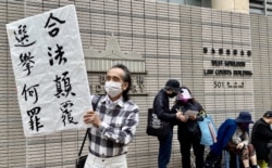 大批市民3月3日连续第三日在西九龙裁判法院大楼外排队,声援因参与去年35+立法会初选,被控串谋颠覆国家政权罪的47名民主派人士。 (美国之音/汤惠芸)