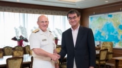 日本防卫大臣河野太郎2019年9月24日在东京会见到访的美国海军作战部长吉尔代上将(美国海军照片)