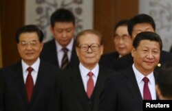中国主席习近平和退休领导人江泽民、胡锦涛走进国庆65周年招待会会场(2014年9月30日)