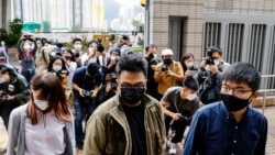 资料照片:(自右至左)前香港众志秘书长黄之锋、主席林朗彦及成员周庭到达西九龙裁判法院出庭受审。(2020年11月23日)