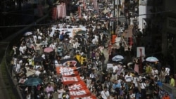 香港居民2012年7月29日在香港市中心区游行,抗议在中小学设立爱国主义课程。他们担心这会导致洗脑。