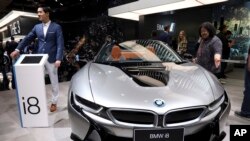 资料照片:上海车展上展出的豪华轿车。