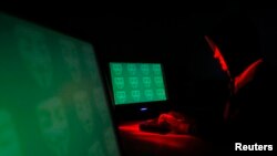 컴퓨터 화면 앞에 한 남성이 앉아있다. (자료사진)