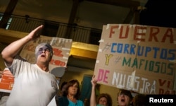 一名男子10月间在马德里举行的抗议活动中呼喊反腐口号。(资料照)