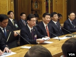 中共中央办公厅主任栗战书,翻译,习近平,王沪宁,杨洁篪(从左到右)2013年3月23日在俄罗斯国家杜马。(美国之音白桦拍摄)