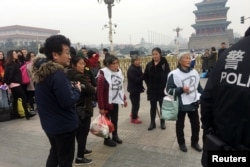 资料照:在中国全国政协会议开幕前告状民众出现在北京天安门广场旁。(2018年3月3日)