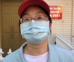 韦华颖告诉美国之音,她不打算再回中国。图为她2020年6月声援王炳章资料照。(美国之音)