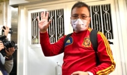 身兼香港记者协会主席的前《立场新闻》副采访主任陈朗升表示,在香港目前的法律条件及政治气氛之下,连较具规模的《苹果日报》及《立场新闻》都撑不住,其他规模较小的网媒相继停运是可以理解 (美国之音/汤惠芸)