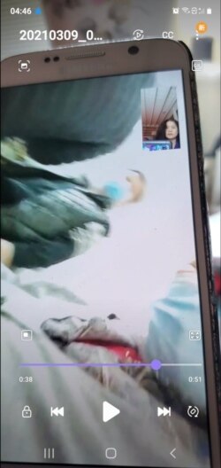 手机截图显示李美青病房有维稳人员在场(李焕君推特图片)