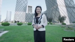 资料照:2020年澳大利亚籍华裔主持人成蕾在北京CCTV大楼前。