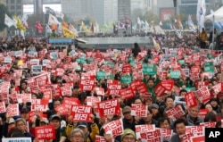 数以万计的人在韩国首都首尔市中心示威,要求总统朴槿惠辞职(2016年11月5日)
