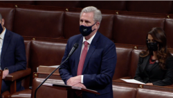 美国国会众议院少数党领袖麦卡锡(House Minority Leader Kevin McCarthy, R-CA)2021年1月13日在院会发言。(网络视频截图)